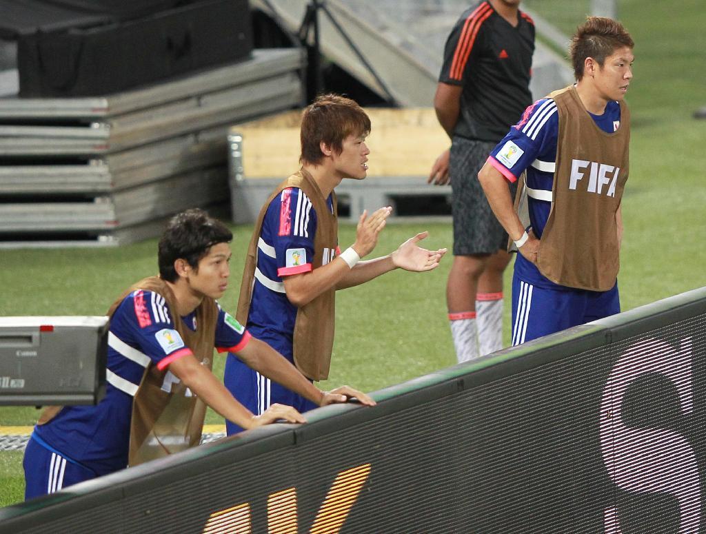 後半、ゴール裏でアップしながら声援を送る森重真人、酒井宏樹、伊野波雅彦（左から）＝現地時間２４日、ブラジル・クイアバのパンタナル・アリーナ（ＡｒｅｎａＰａｎｔａｎａｌ）（撮影・山田喜貴）