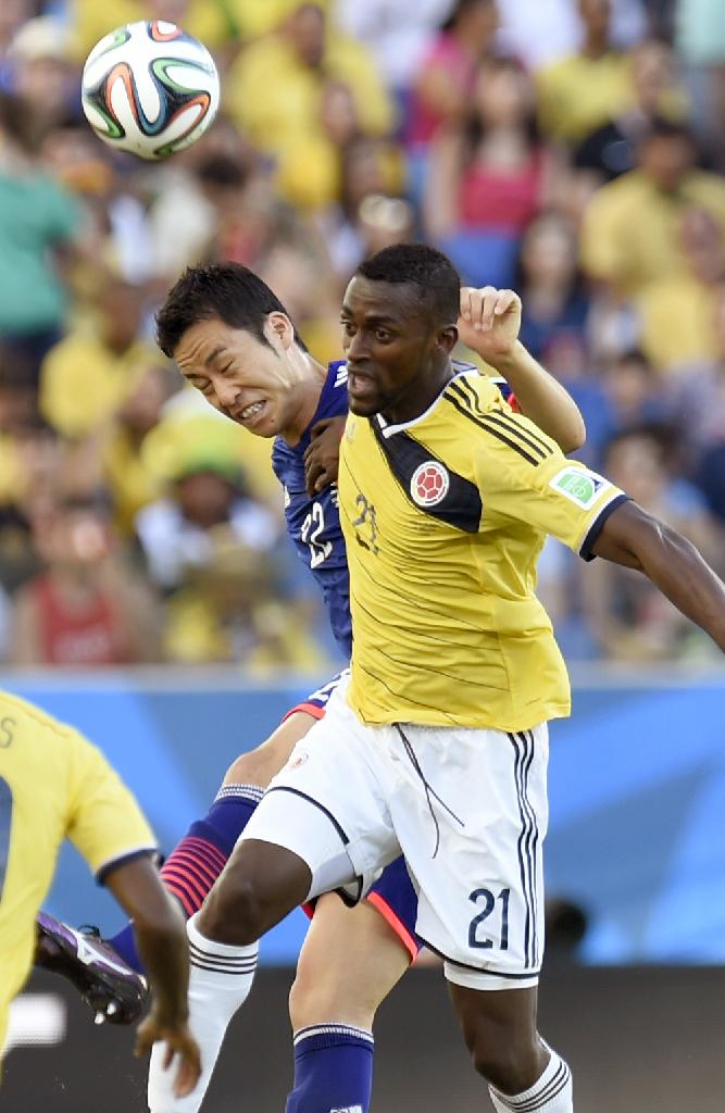 日本－コロンビア前半、コロンビアのマルティネス（２１）と競り合う吉田＝クイアバ（共同）