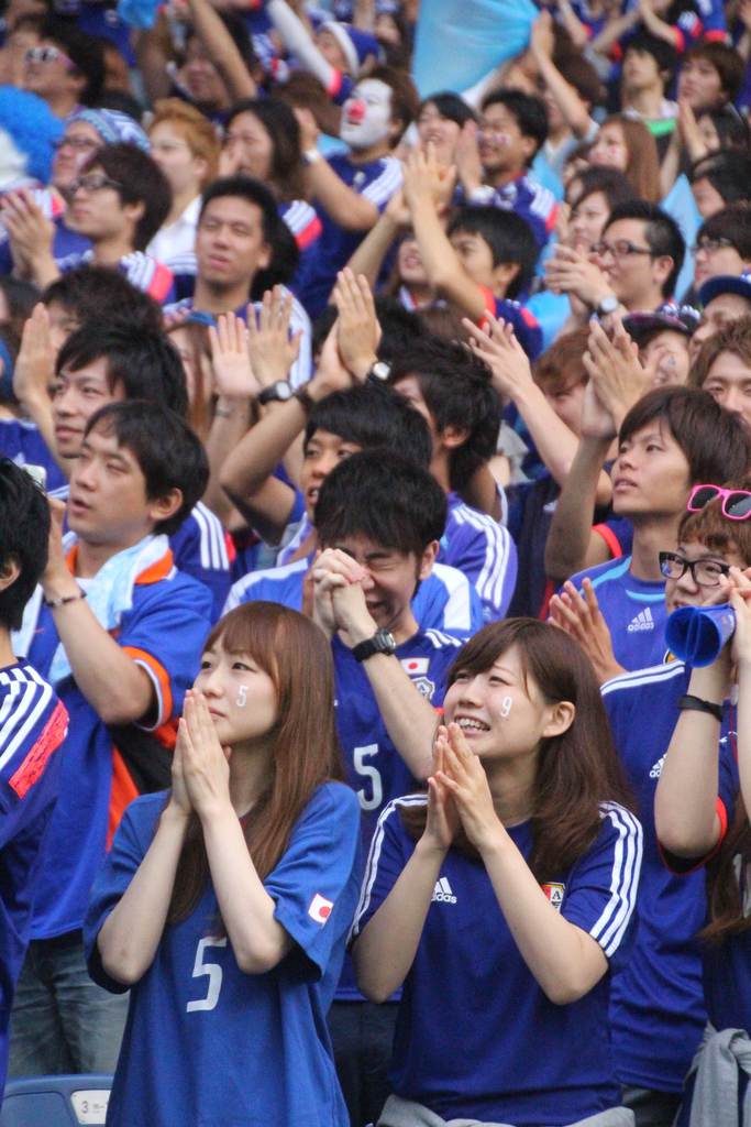 まだうす暗い時間帯から集まったサポーターは、早朝から全力で日本代表に声援を送った＝２５日、さいたま市緑区の埼玉スタジアム