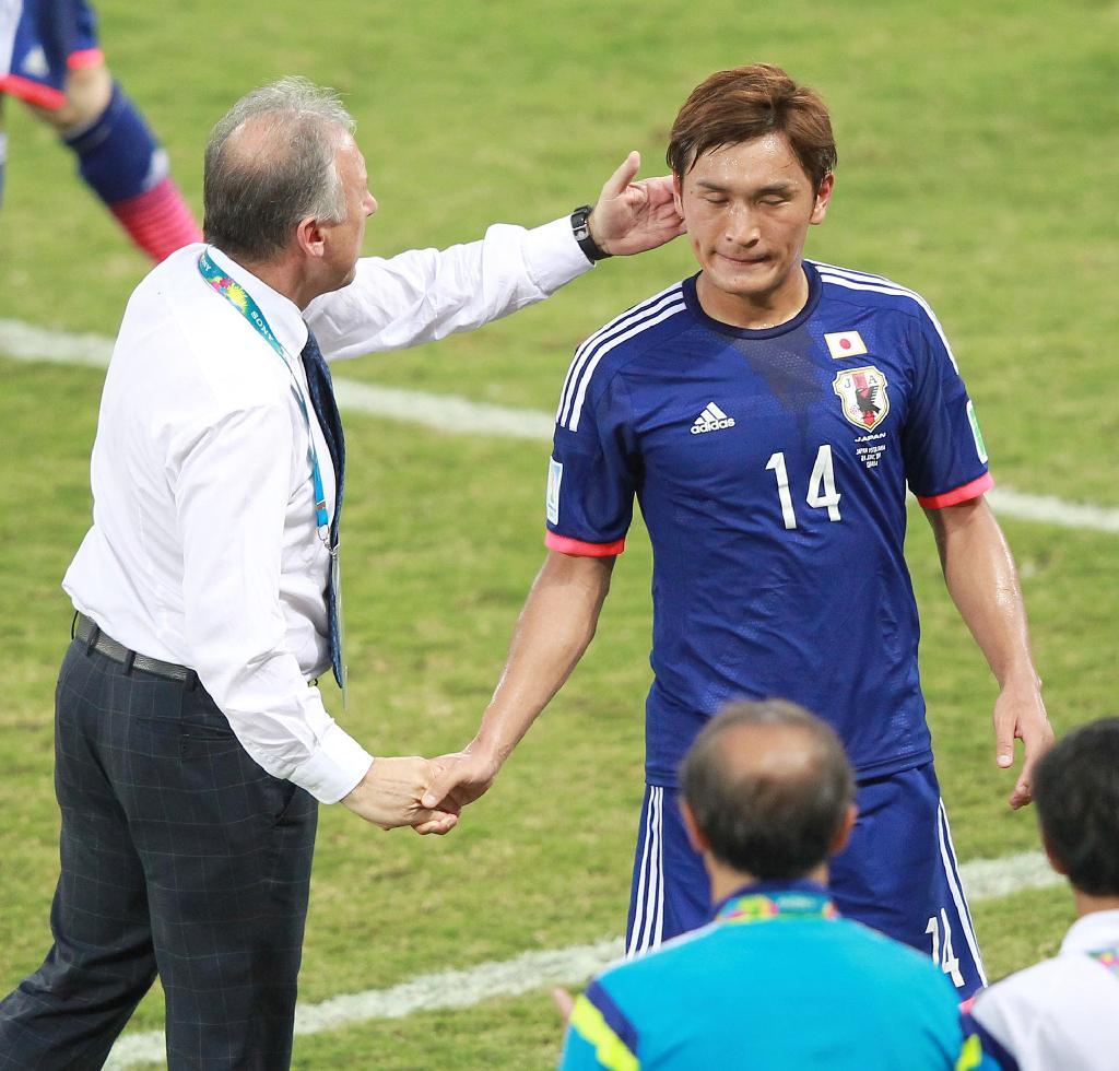 後半、途中交代しアルベルト・ザッケローニ監督と握手する青山敏弘＝現地時間２４日、ブラジル・クイアバのパンタナル・アリーナ（ＡｒｅｎａＰａｎｔａｎａｌ）（撮影・山田喜貴）