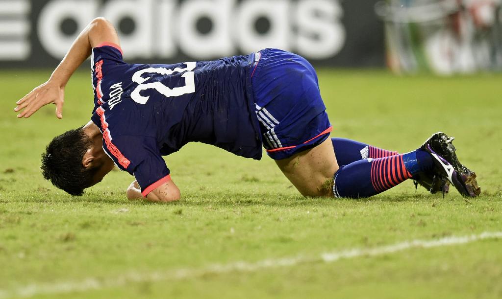 日本－コロンビア後半、コロンビアに４点目を決められ、ピッチをたたく吉田＝クイアバ（共同）