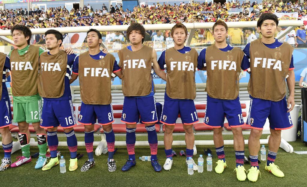 ベンチで国歌斉唱する（左から）ＧＫ西川、山口、清武、遠藤、柿谷、伊野波、森重＝クイアバ（共同）