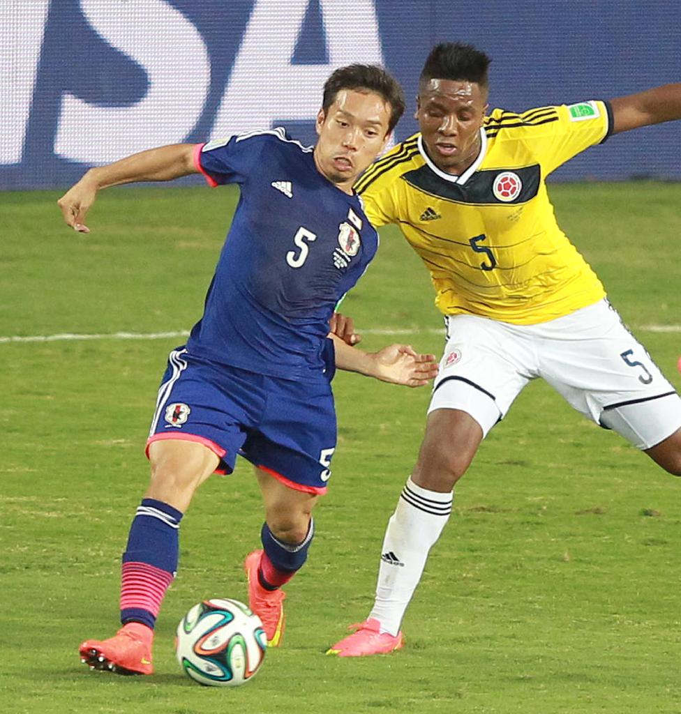 後半、競り合う長友佑都＝現地時間２４日、ブラジル・クイアバのパンタナル・アリーナ（ＡｒｅｎａＰａｎｔａｎａｌ）（撮影・山田喜貴）