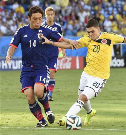 日本－コロンビア前半、コロンビアのキンテロ（右）と競り合う青山＝クイアバ（共同）