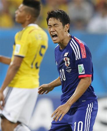 日本－コロンビア後半、シュートを外し悔しがる香川＝クイアバ（共同）