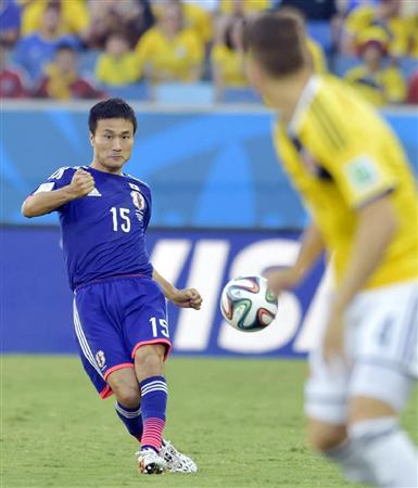 日本－クイアバ前半、パスを出す今野＝クイアバ（共同）