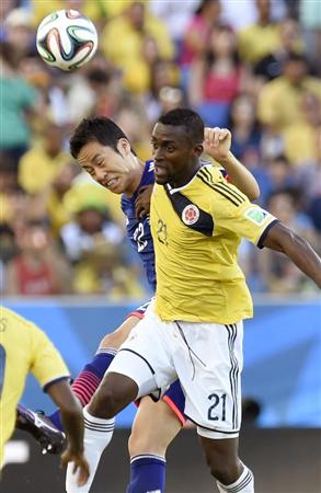 日本－コロンビア前半、コロンビアのマルティネス（２１）と競り合う吉田＝クイアバ（共同）