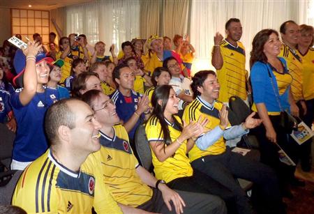 大使館で声援を送る在日コロンビア人ら＝２５日早朝、東京都品川区