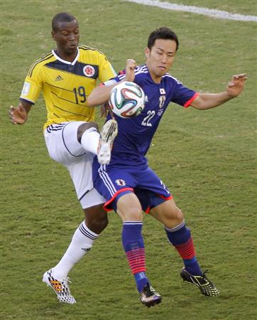 日本－コロンビア前半、コロンビアのラモス（左）と競り合う吉田＝クイアバ（共同）