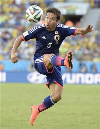 前半、ボールに飛びつく長友＝クイアバ（共同）