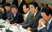 経済財政諮問・産業競争力合同会議であいさつする安倍晋三首相（右から２人目）＝２４日午後、首相官邸