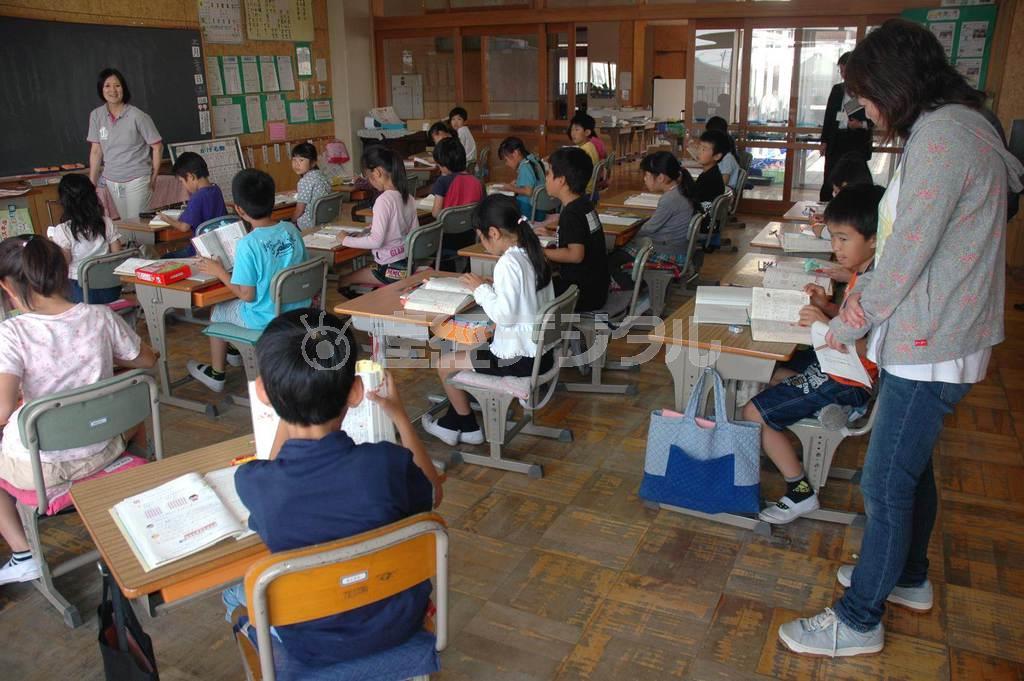 土曜学級の一コマ。これも日本の教員の仕事時間を押し上げた？＝千葉県野田市の小学校（江田隆一撮影）