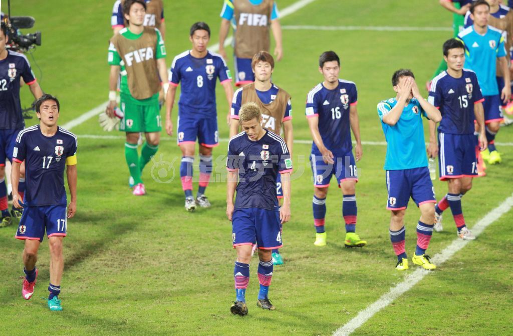 【Ｃ組】コロンビアに敗れて１次リーグ敗退が決まり、肩を落とす長谷部誠（ニュルンベルク）、本田圭佑（けいすけ、ＡＣミラン）、岡崎慎司（マインツ）らサッカー日本代表＝２０１４年６月２４日、ブラジル・マットグロッソ州クイアバ（山田喜貴撮影）