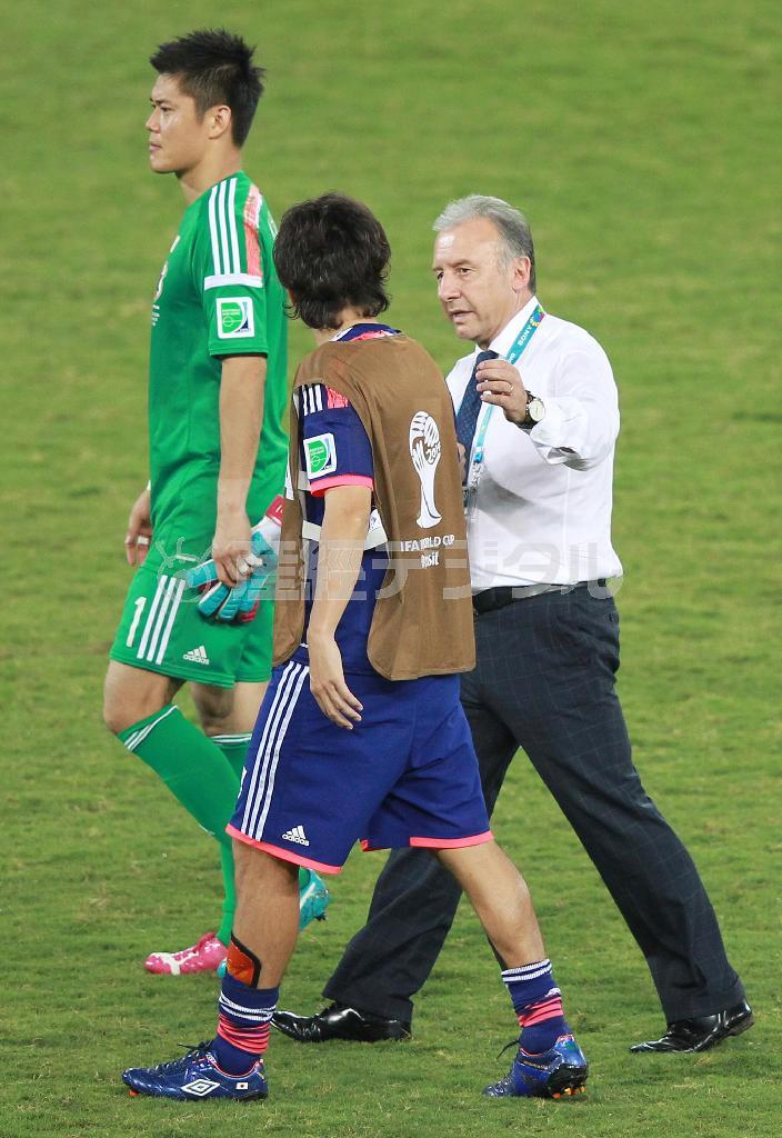 【Ｃ組】試合後、遠藤保仁（やすひと、Ｇ大阪）と握手するアルベルト・ザッケローニ監督＝２０１４年６月２４日、ブラジル・マットグロッソ州クイアバ（山田喜貴撮影）