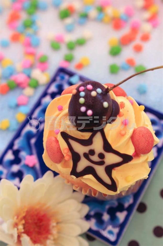 【読者写真（杉山康雄さん）】柔らかい優しい光の中に、ケーキとお花や小物を使った見ていて楽しくなるような作品が撮れましたね！