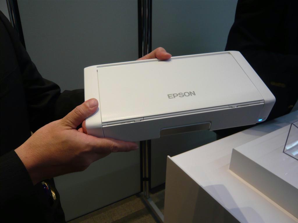セイコーエプソンが９月下旬に発売するモバイルインクジェットプリンター「ＰＸーＳ０５」＝２６日、東京都千代田区