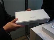 セイコーエプソンが９月下旬に発売するモバイルインクジェットプリンター「ＰＸーＳ０５」＝２６日、東京都千代田区
