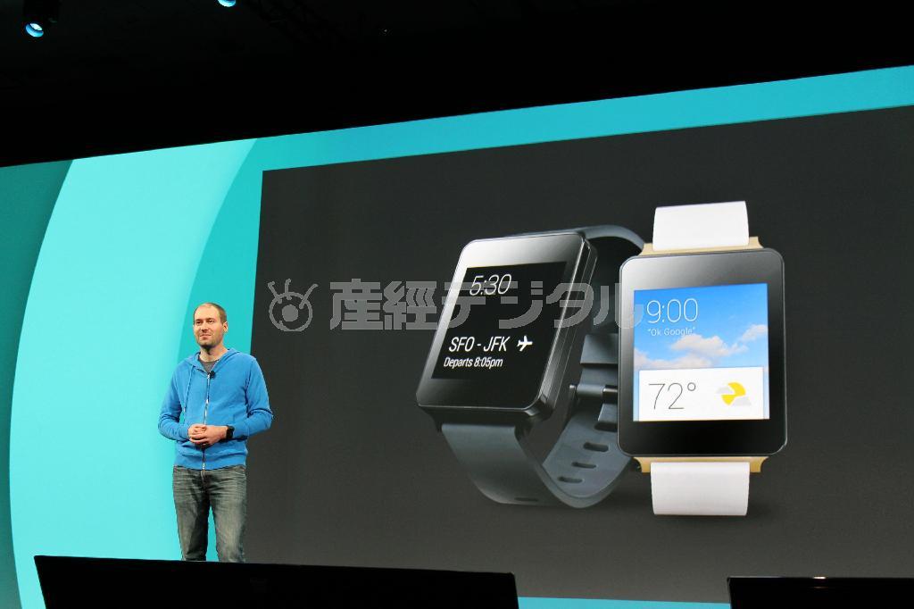 韓国・ＬＧ電子の腕時計型端末「Ｇウォッチ」の画像をみせながら機能を説明するグーグルのアンドロイド部門の技術担当責任者デビッド・シングルトン氏。グーグルはアンドロイド搭載端末同士の連携で市場の制覇をもくろむ＝２０１４年６月２５日、米カリフォルニア州サンフランシスコ（共同）
