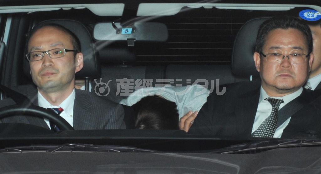 寝屋川の児童虐待死事件で逮捕され、送検される岸本憲（あきら）容疑者（後部座席中央）＝２０１０年４月９日、大阪市中央区の大阪府警本部（鳥越瑞絵撮影）