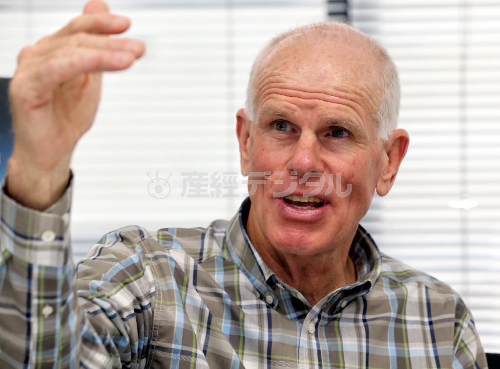 「信憑性を持たせるため、再現映像を監督とプロデューサーに提案したら、彼らは受け入れてくれたよ」と語るピーター・ヒラリー氏＝２０１４年５月１５日、東京都港区（早坂祐洋撮影）