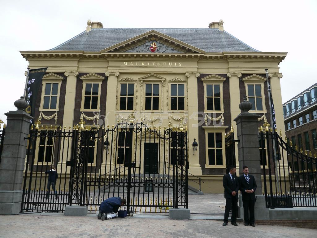 約２年間に及ぶ改装工事を終えたマウリッツハイス美術館の正面。再オープンを控えて最後の仕上げをする作業員＝２０１４年６月１９日、オランダ・ハーグ（内藤泰朗撮影）