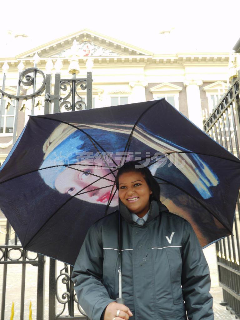 マウリッツハイス美術館の警備の女性。差していた傘の裏地にはなんと「真珠の耳飾りの少女」がプリントされていた＝２０１４年６月１９日、オランダ・ハーグ（内藤泰朗撮影）