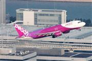 福岡空港に向け離陸するピーチ機＝関西国際空港