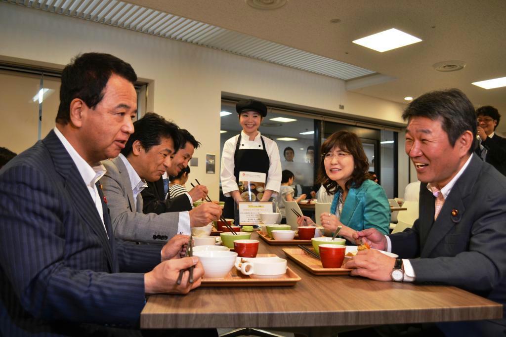 タニタが監修する経済産業省内の食堂「ＫＥＮＫＯ食堂」で食事を楽しむ茂木敏充経産相（右手前）、稲田朋美行政改革担当相（右手前から２人目）、甘利明経済再生担当相（左手前）、田村憲久厚生労働相（左手前から２人目）＝２６日、東京都千代田区（三塚聖平撮影）