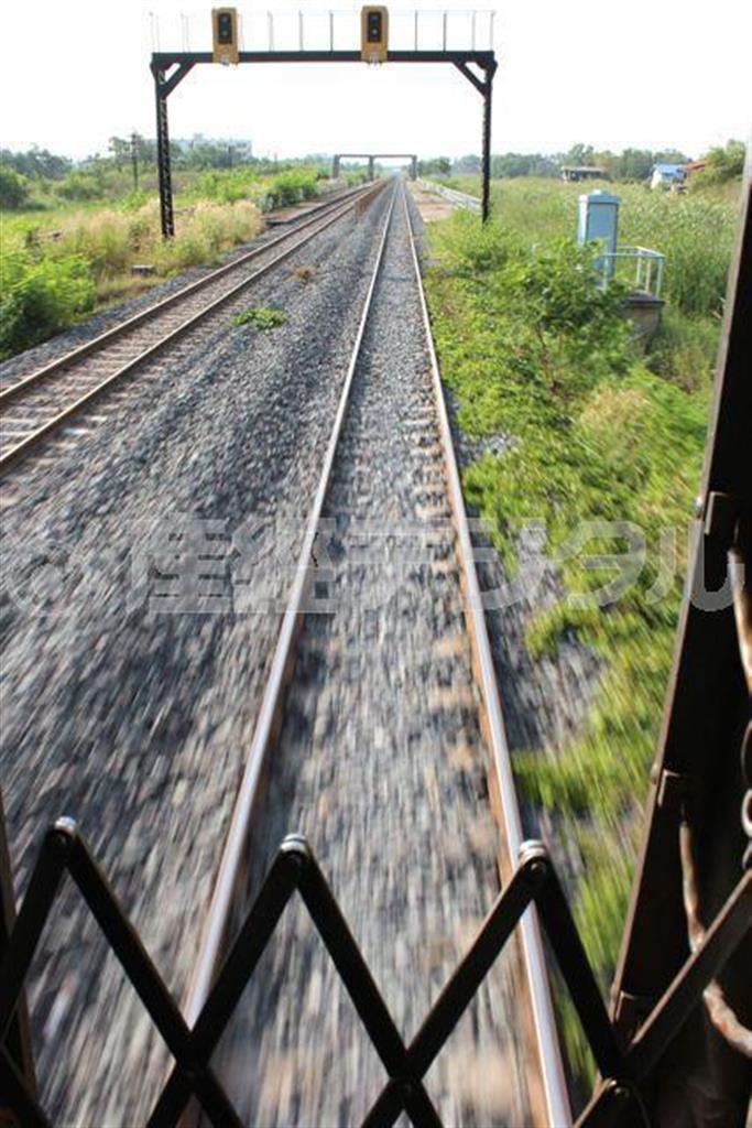 私の目には心もとなく見えるが、鉄柵があるから安全だと車掌さんは言う