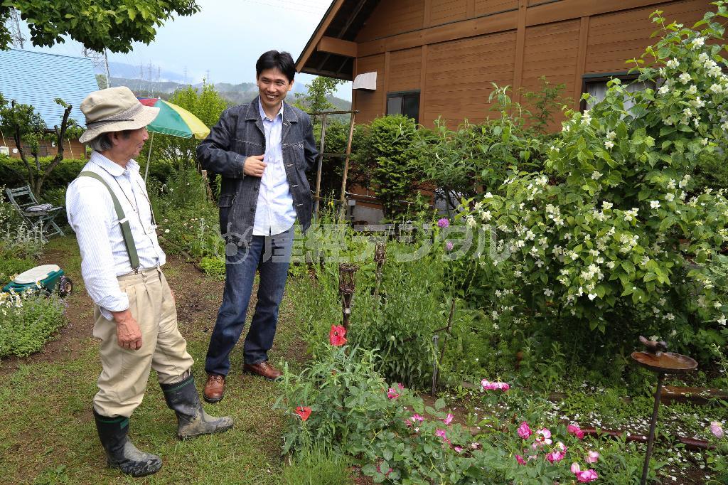 埼玉県川越市在住のフリーライター、岡崎英生さん（左）の畑は３０坪ほど。多種多様の野菜や花が育つ。右は作家の天童荒太（てんどう・あらた）さん＝２０１４年、長野県松本市・「四賀クラインガルテン」（緑川真実さん撮影）