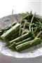 埼玉県川越市在住のフリーライター、岡崎英生さん自慢の朝どれアスパラ。驚くほどジューシー！＝２０１４年、長野県松本市（緑川真実さん撮影）