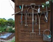 埼玉県川越市在住のフリーライター、岡崎英生さん愛用の農機具。しっかり使い込まれている＝２０１４年、長野県松本市・四賀クラインガルテン（緑川真実さん撮影）