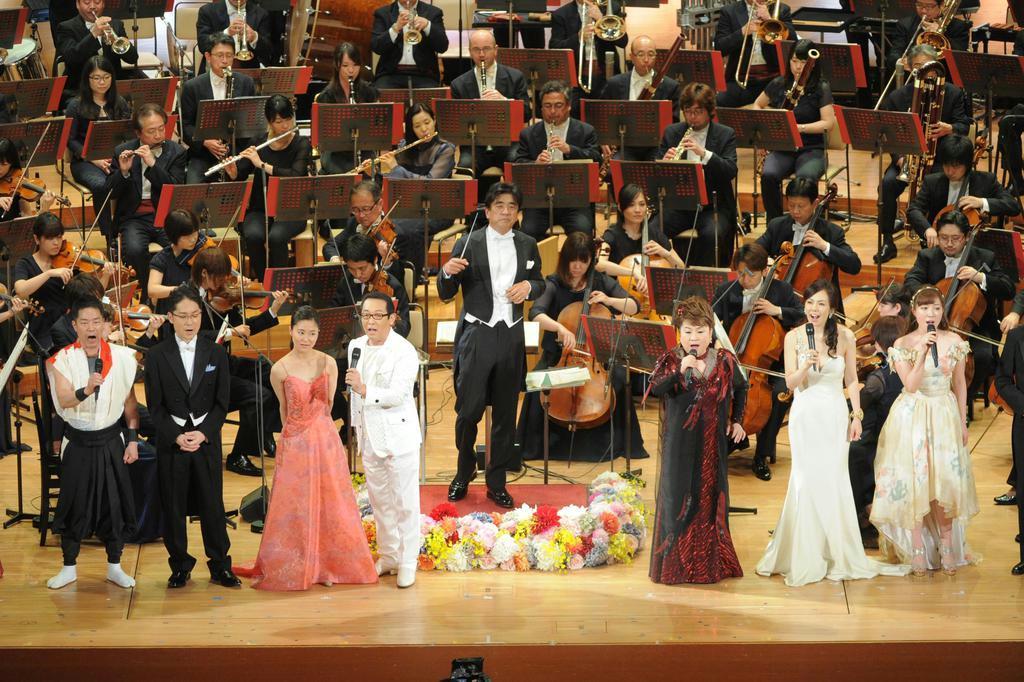 ５月に行われた「題名のない音楽会５０周年記念コンサート」から。中央は指揮者の佐渡裕さん