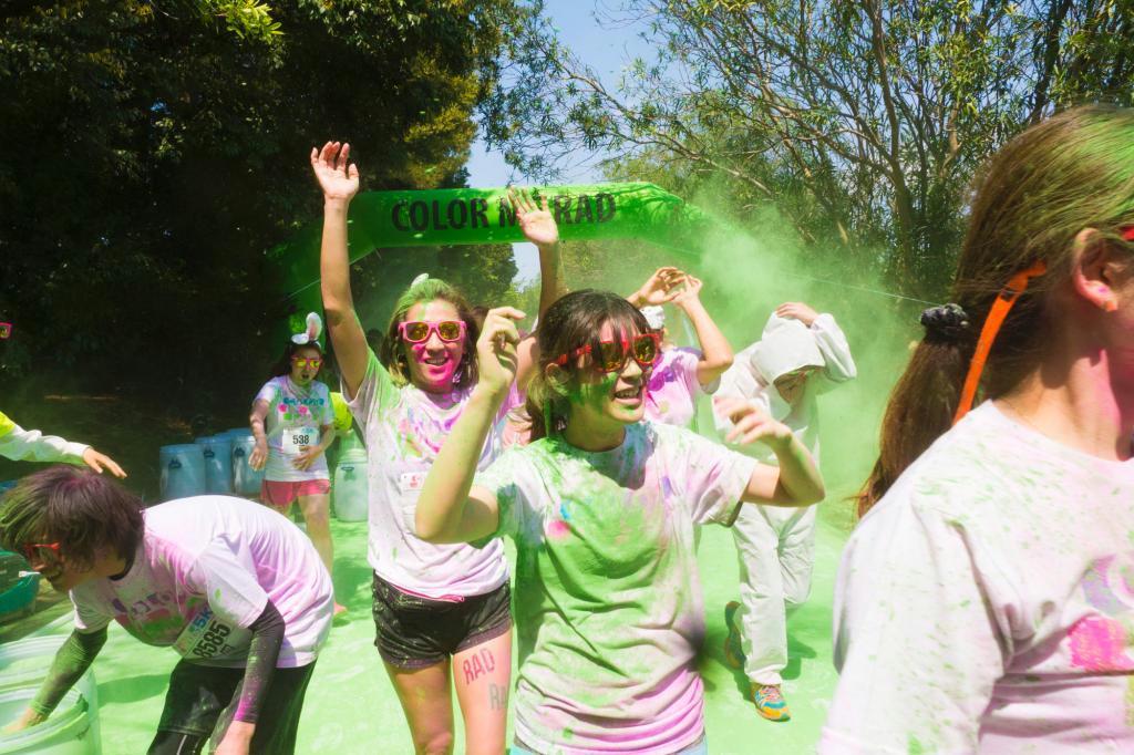 カラーミーラッドでは、コース中の数カ所のポイントで着色コーンスターチがかけられる＝千葉市（主催者提供）