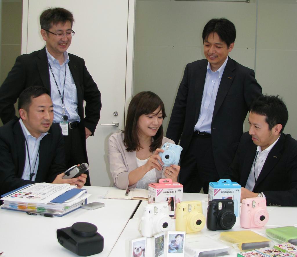 チェキの開発やマーケティングの担当者＝東京都港区の富士フイルム本社