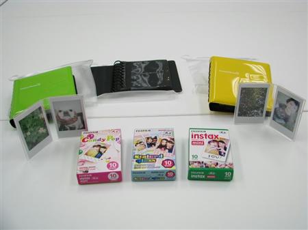 アルバムや写真立てなど、チェキの関連商品も充実している