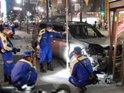 暴走事故を起こした車両を調べる警視庁の捜査員＝２０１４年６月２５日午前０時３０分ごろ、東京都豊島区西池袋（共同）