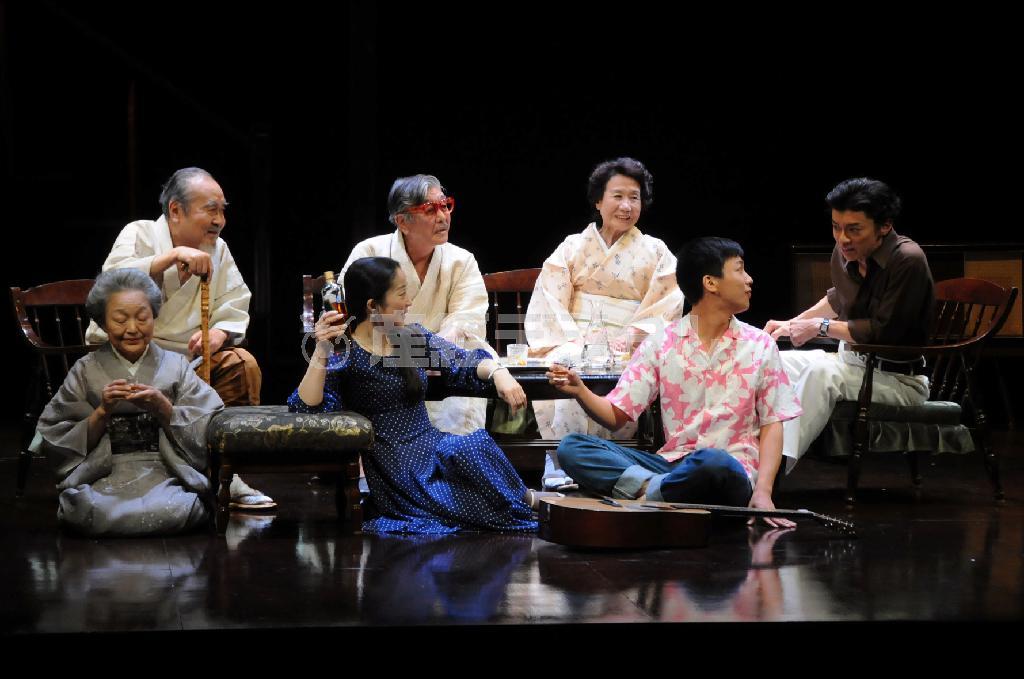 それぞれ背負う時代は異なるが、家族の宴はアットホームに描かれている＝２０１４年６月１９日（提供写真）