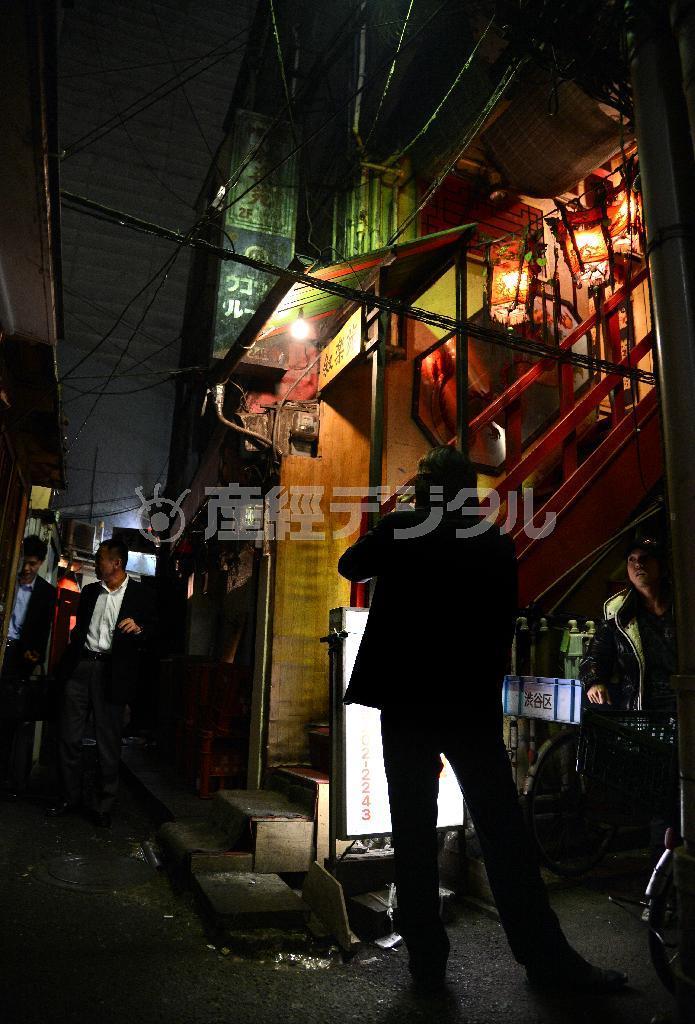 中国語がとびかう路地裏。ネオン輝く表通りと比べると異質な空気がただよう＝２０１４年４月１７日、東京都新宿区歌舞伎町（奈須稔撮影）