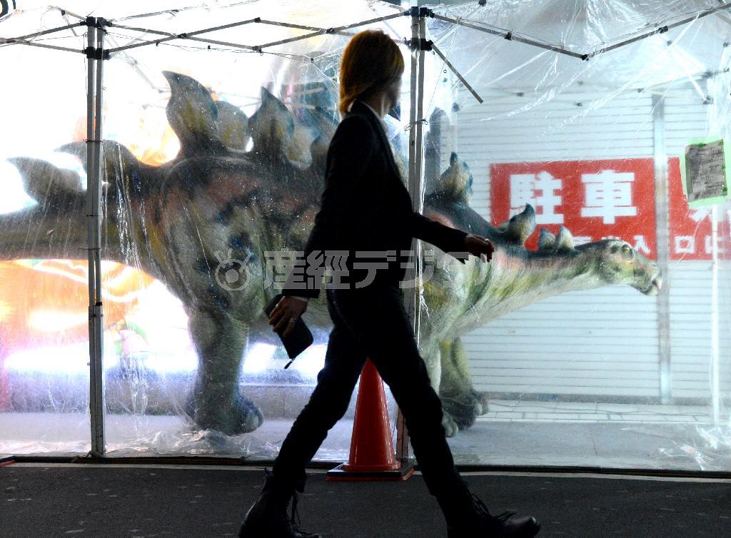 歌舞伎町には恐竜も出現する…＝２０１４年４月９日、東京都新宿区歌舞伎町（奈須稔撮影）