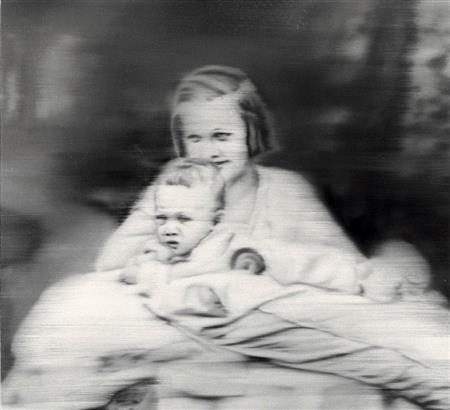 ゲルハルト・リヒター《叔母マリアンネ》１９６５年＿ヤゲオ財団蔵（提供写真）。（Ｃ）Ｇｅｒｈａｒｄ＿Ｒｉｃｈｔｅｒ，２０１４