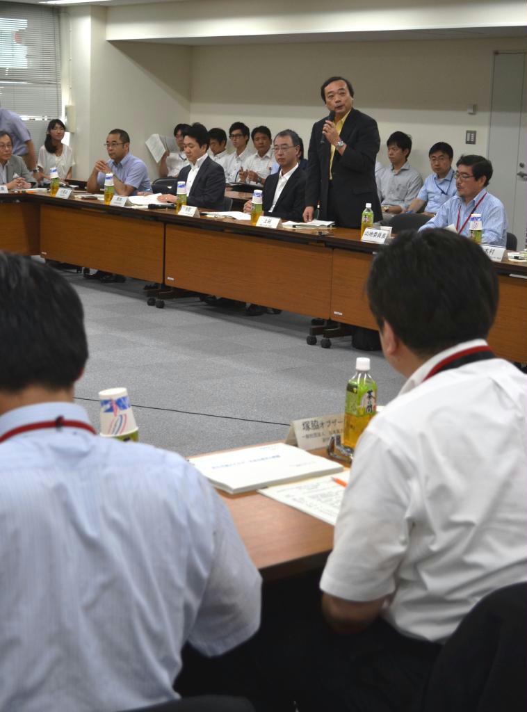 固定価格買い取り制度の見直しなどを議論する経産省の新エネルギー小委員会が１７日、初会合を開いた＝東京都千代田区の経産省