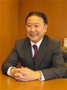 インタビューに応じる日本損害保険協会の桜田謙悟会長＝東京都新宿区