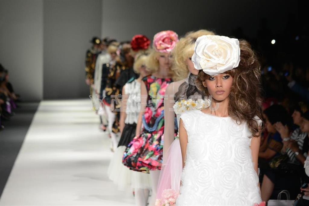 会場に約７００人が集まり、立ち見もでるほど大盛況だったドレスキャンプのショー。日本の流通大手「パルコ」の後押しでショー開催にこぎつけた＝２０１４年５月１７日、シンガポール（近藤陽子さん撮影）