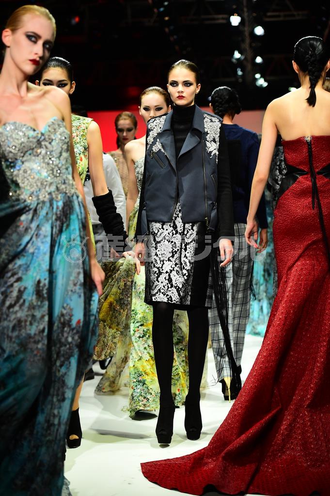 シンガポールの地元ブランド「アシュリー・イシャム」はきらめくビジューやレースなど、豪華な装飾を加えた力強いテイストが持ち味。そこにコンテンポラリーなデザインで若々しさもブレンドしている＝２０１４年５月１５日、シンガポール（近藤陽子さん撮影）