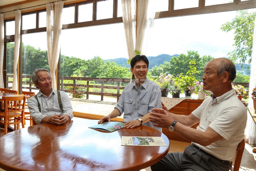 対談はクラインガルテンにあるクラブハウスで行われた。大きな窓の外には北アルプスが広がる＝長野県松本市（緑川真美さん撮影）