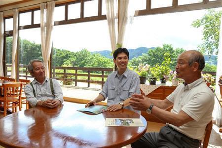 対談はクラインガルテンにあるクラブハウスで行われた。大きな窓の外には北アルプスが広がる＝長野県松本市（緑川真美さん撮影）