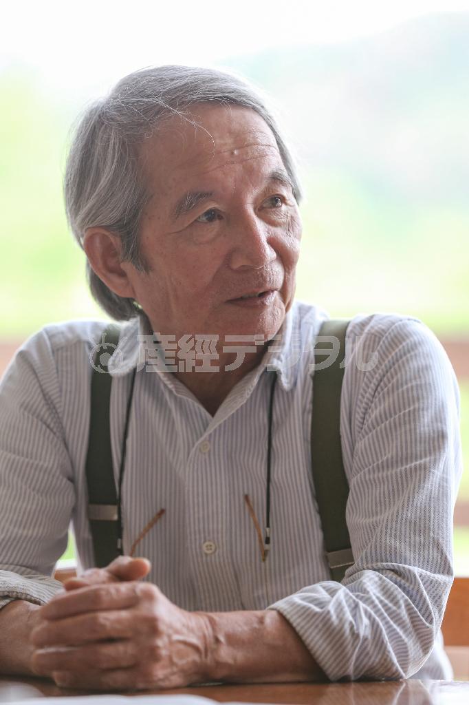 埼玉県川越市在住のフリーライター、岡崎英生さん＝長野県松本市（緑川真美さん撮影）