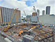 五輪開幕の後押しで活況の湾岸エリア。手前は建設中の「KACHIDOKI THE TOWER」＝２９日午前、東京都中央区（三尾郁恵撮影）