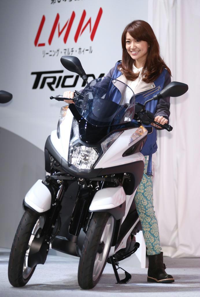 ヤマハ発動機の新型三輪バイク「トリシティ」をアピールするタレントの大島優子さん